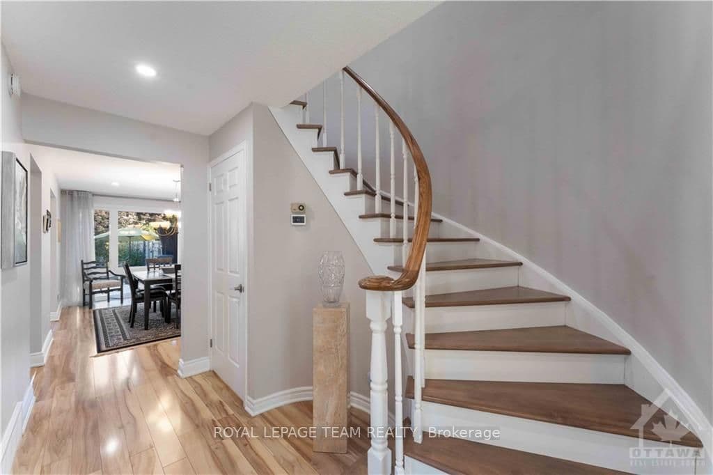 27 CHATSWORTH Crescent photo 4