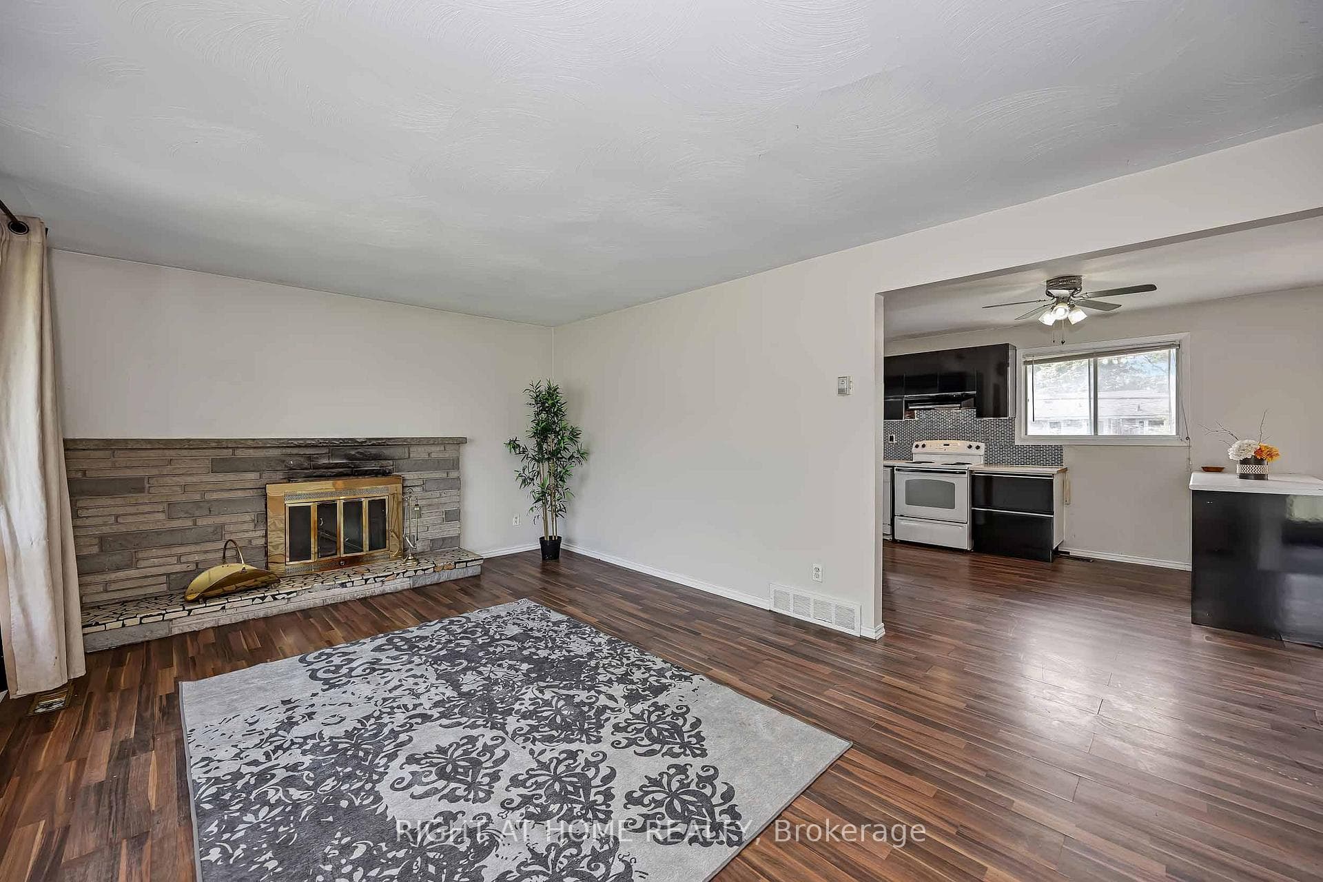 24 Largo Crescent photo 9