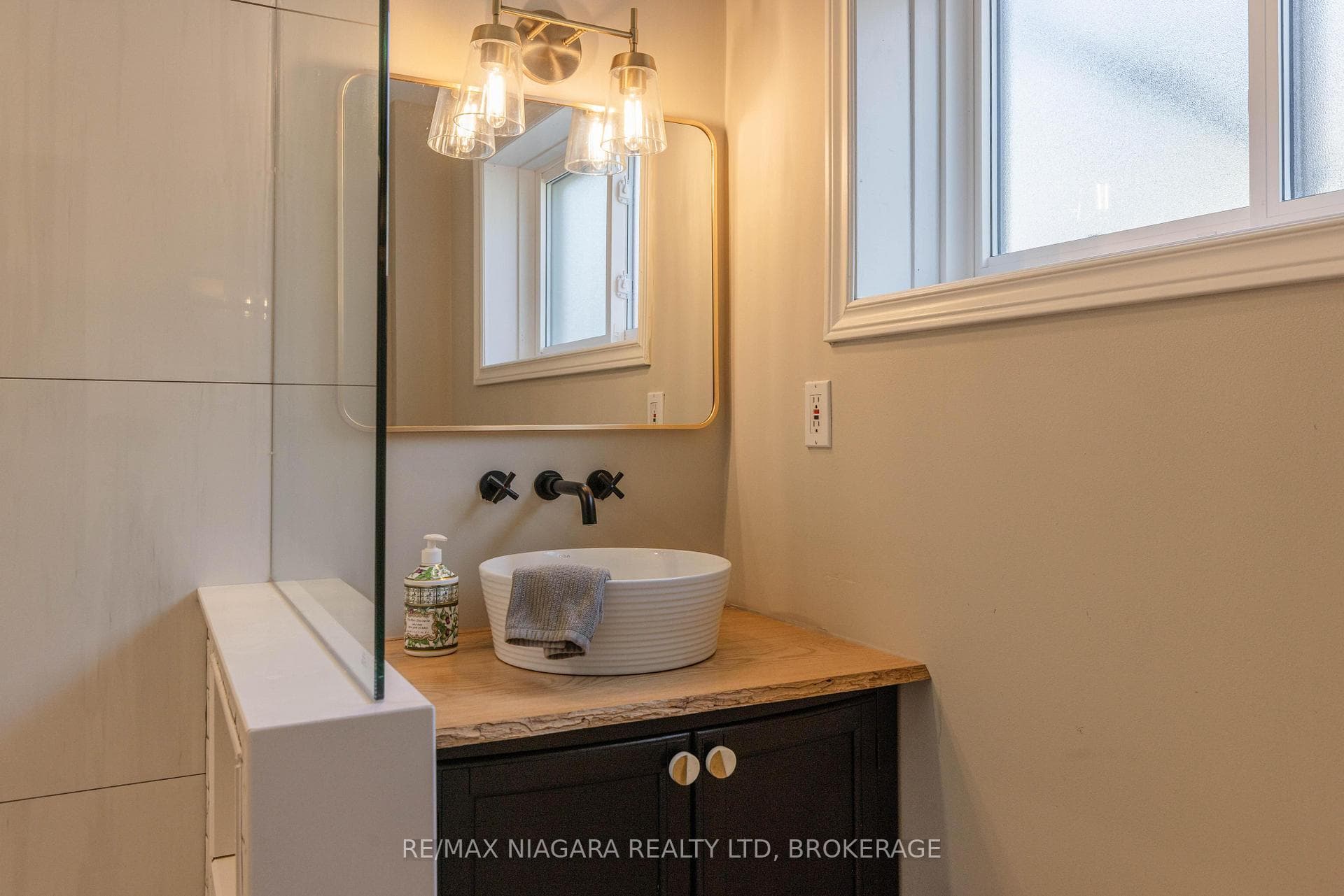 8229 Rideau Street photo 21