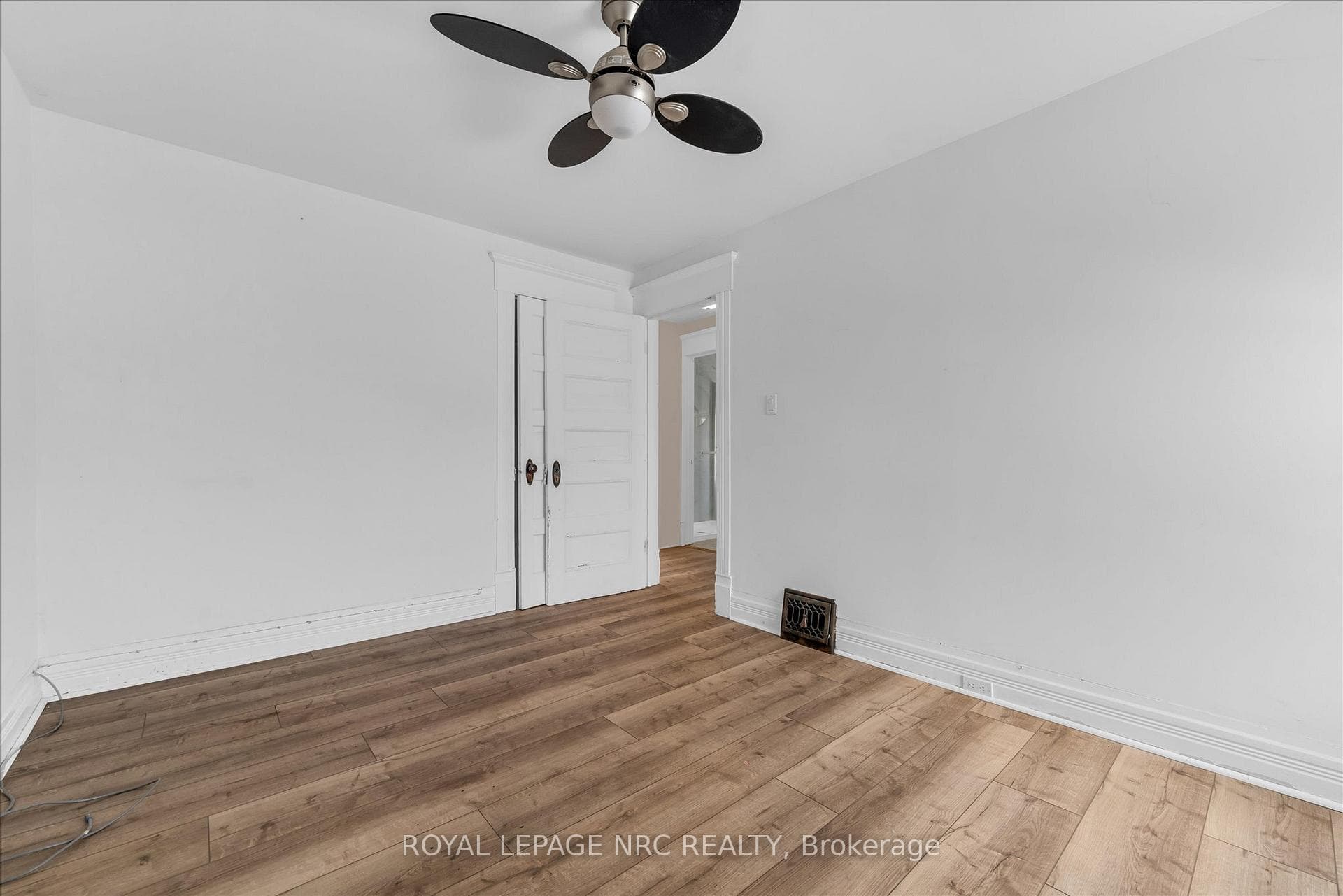 4878 Stamford Street photo 24