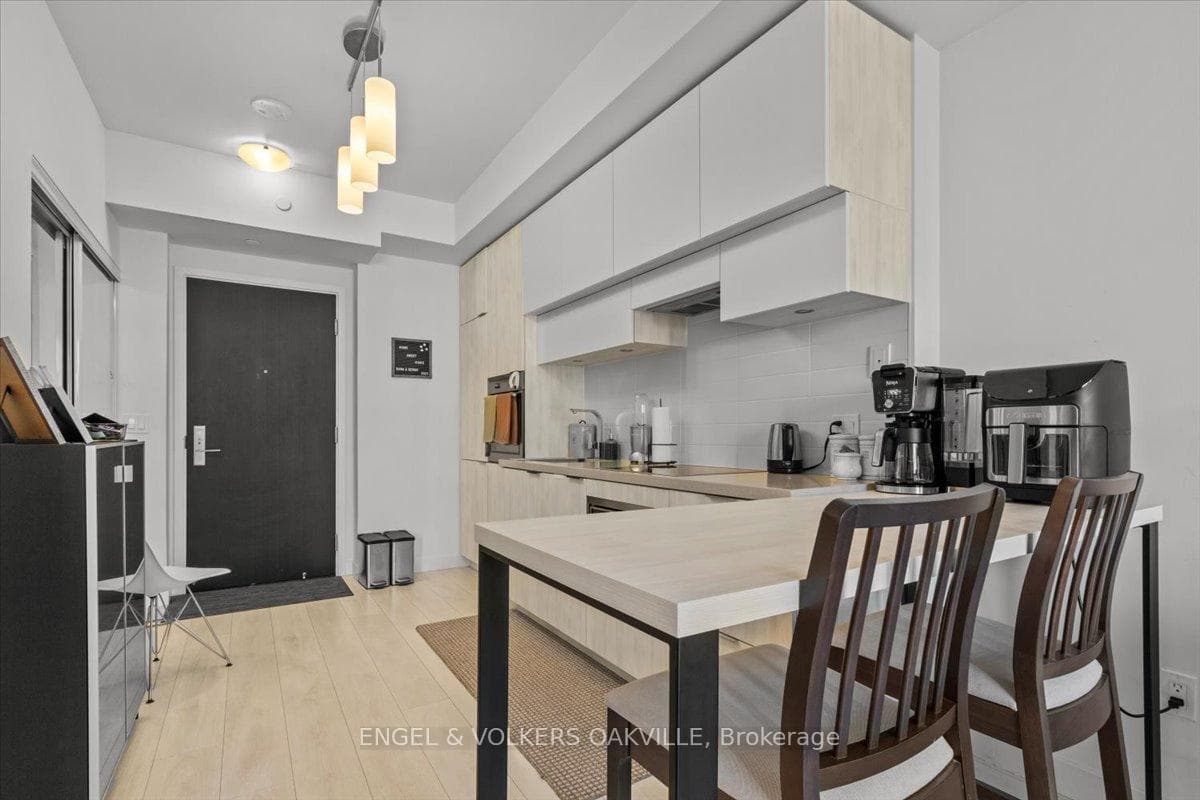 8 Eglinton Avenue Unit 1310 photo 5
