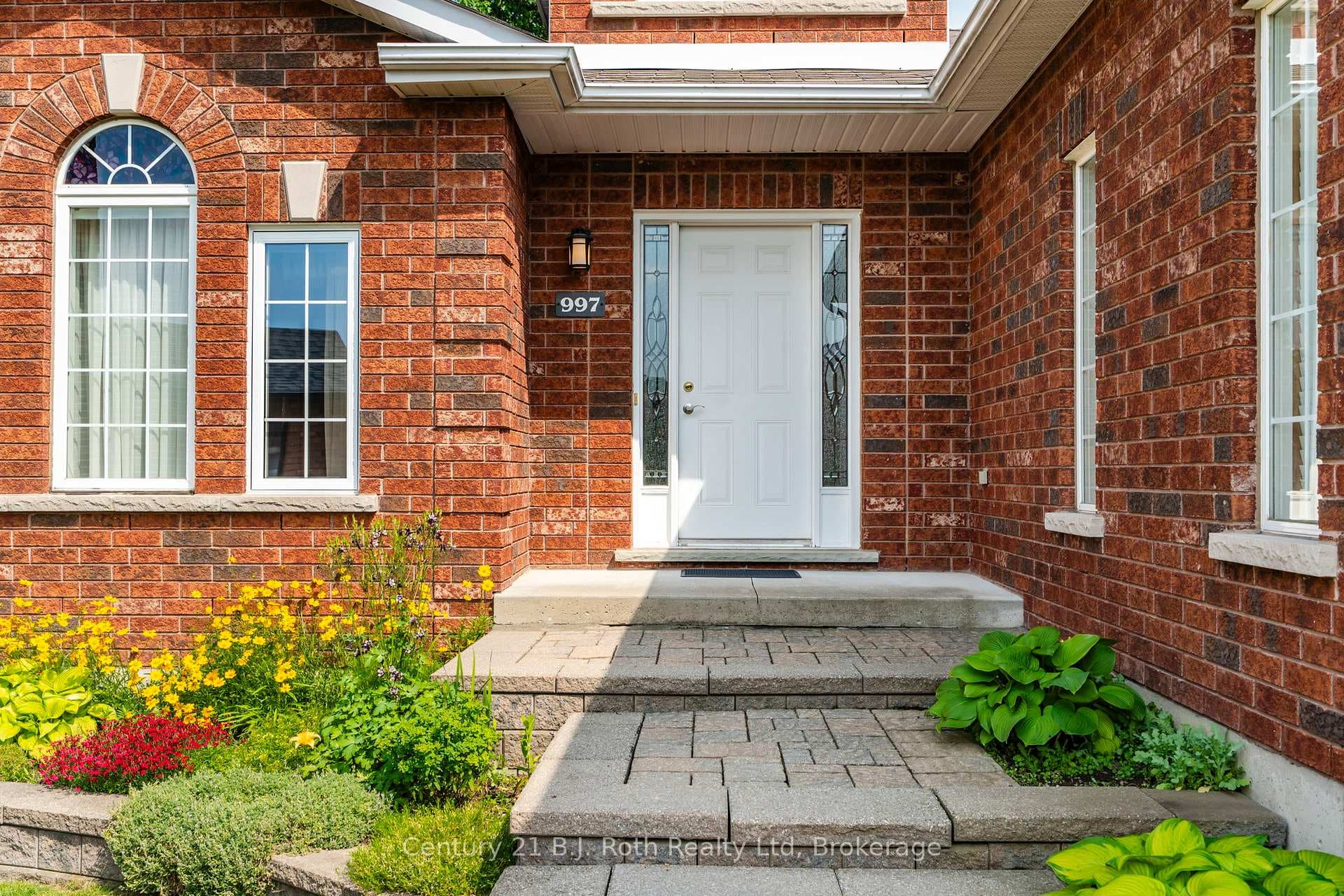 997 Whitney Crescent photo 4