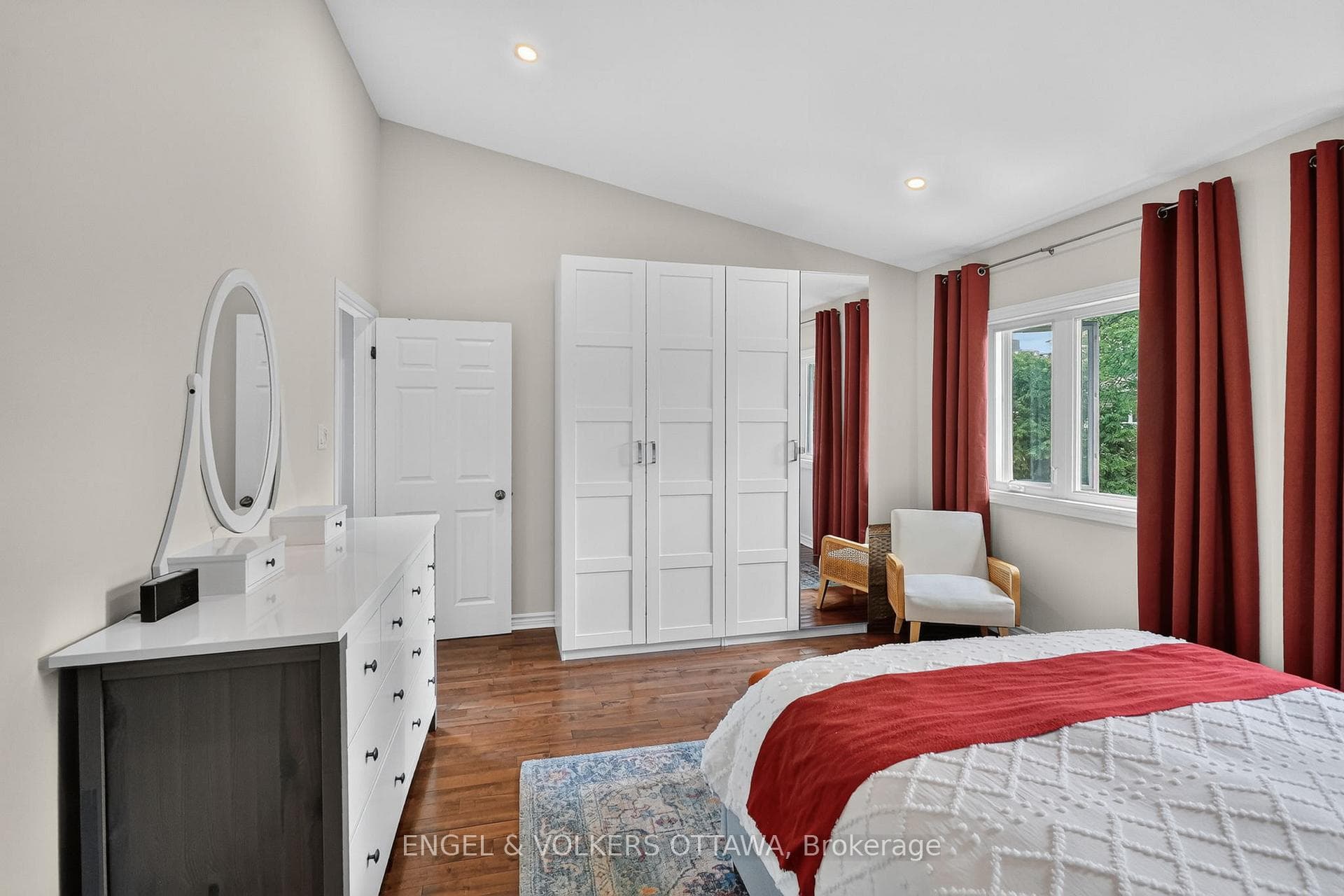 258 Carillon Street photo 19
