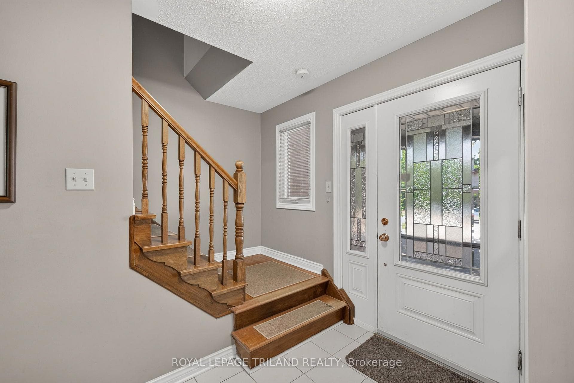 1077 MAHOGANY Crescent photo 5