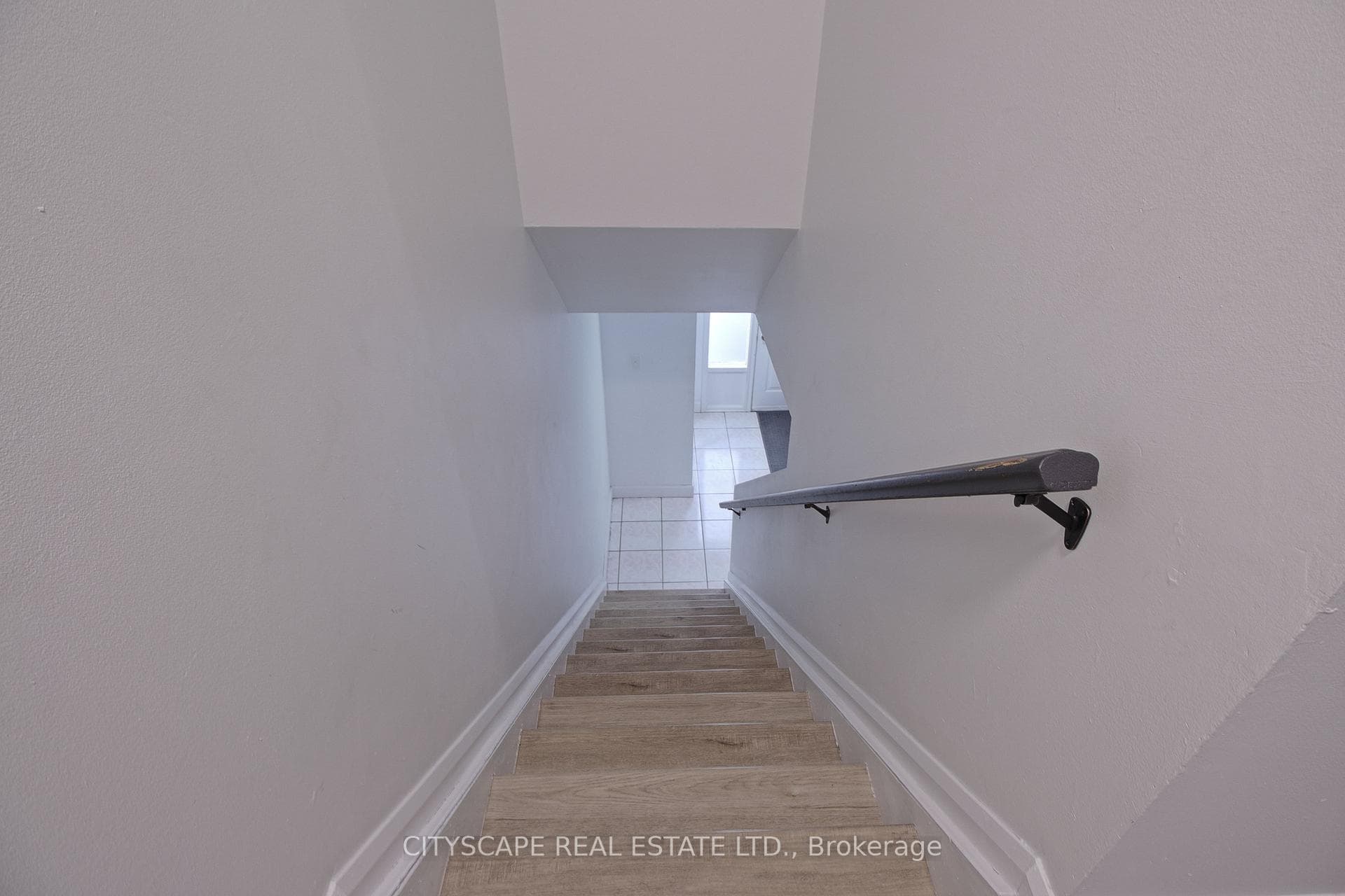 238 Fleetwood Crescent photo 8