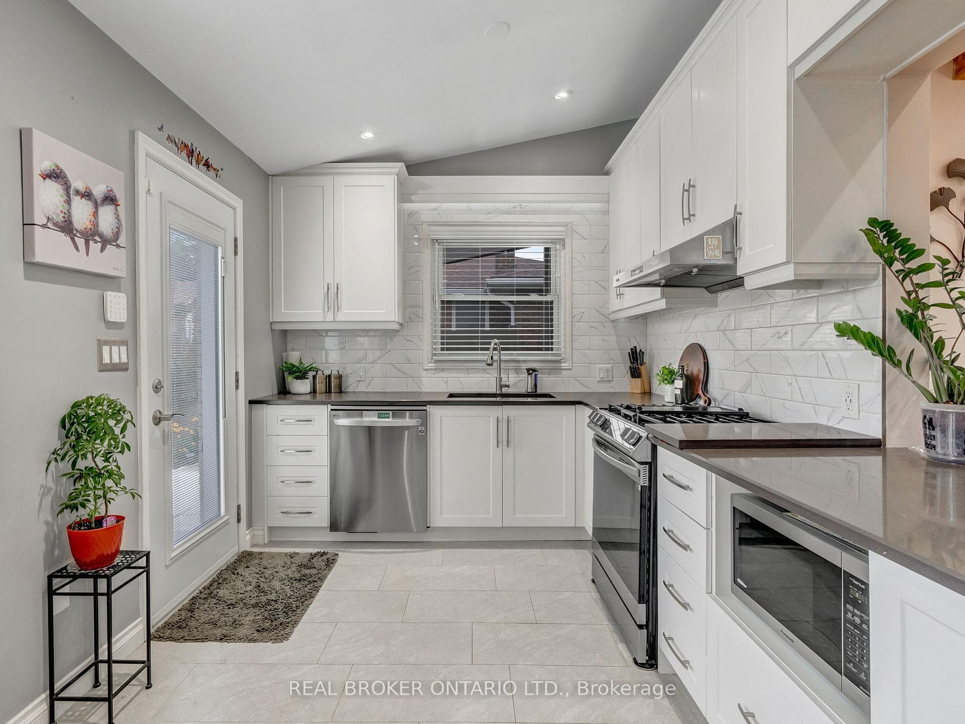 4033 Montcalm Crescent photo 13