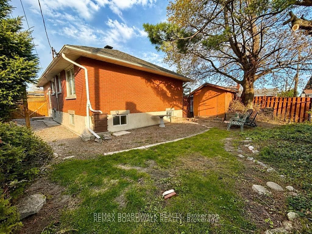 625 CLARKE Avenue photo 14