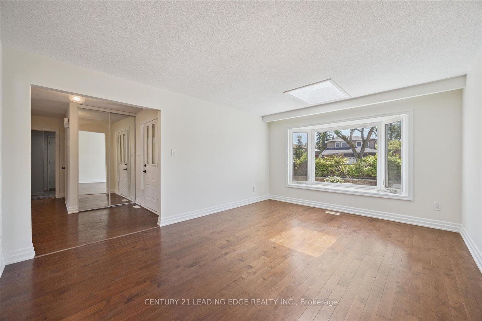 Living Room w/Skylight & Bay Window O/L Courtyard