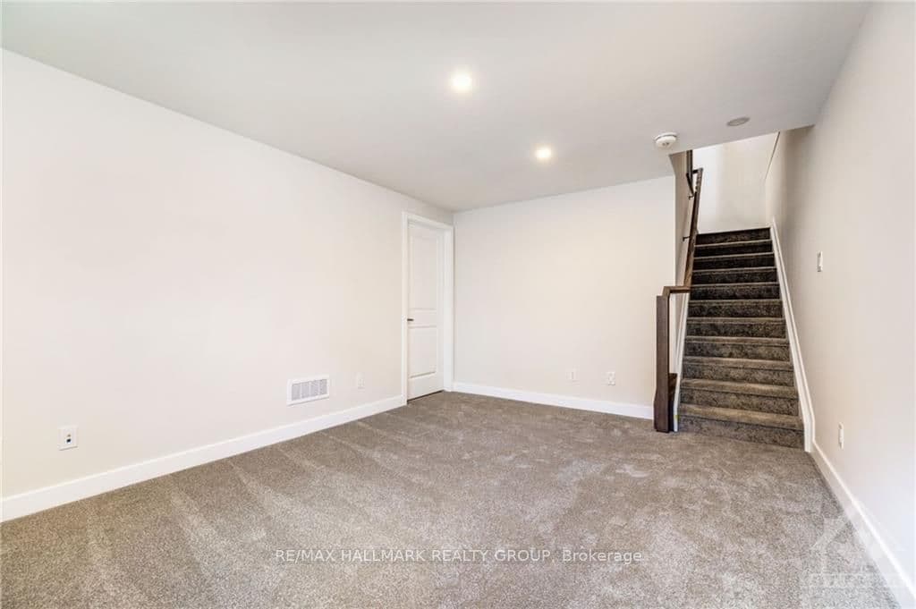 121 BRISTOL Crescent photo 18