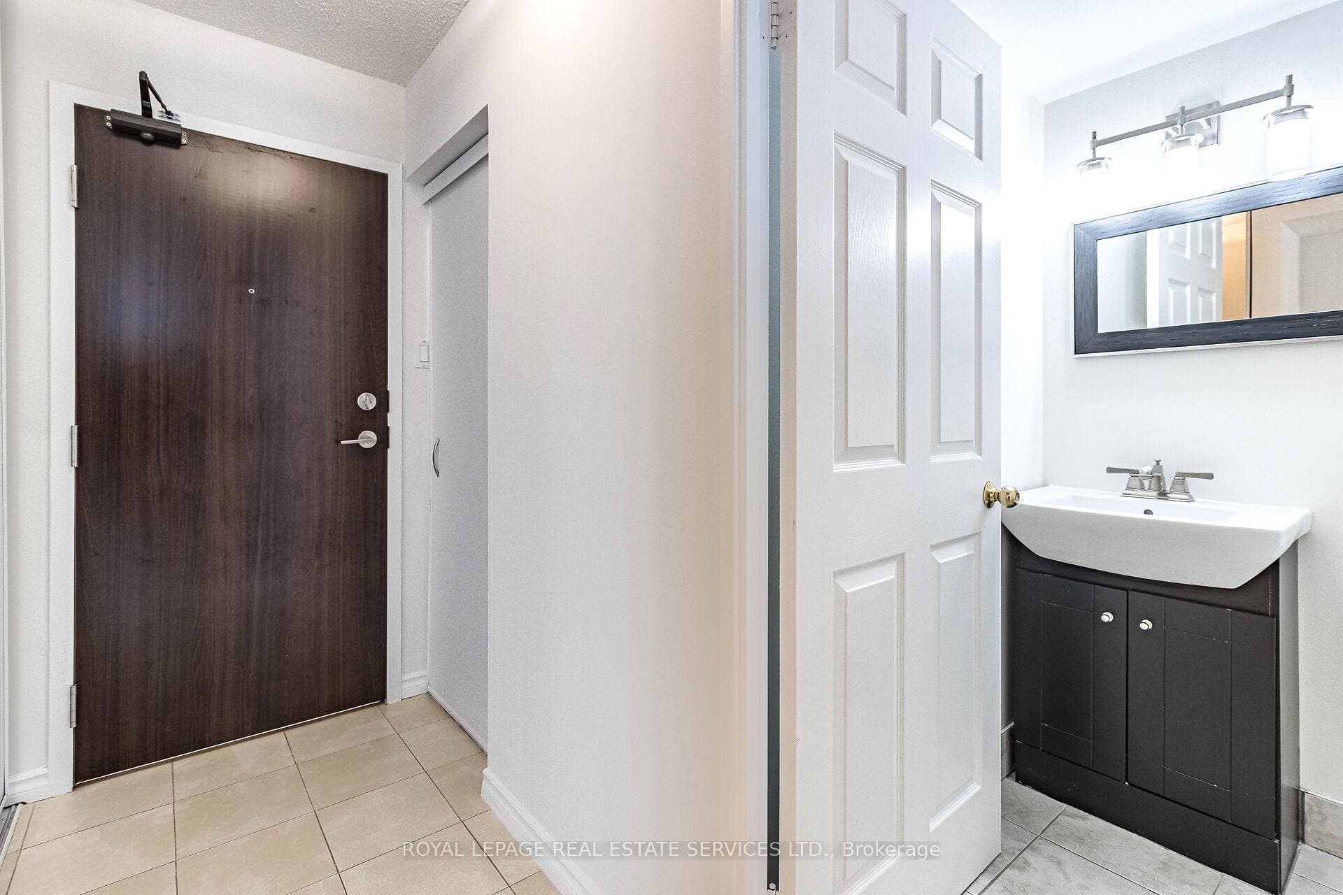 1485 Lakeshore Road Unit 312 photo 9
