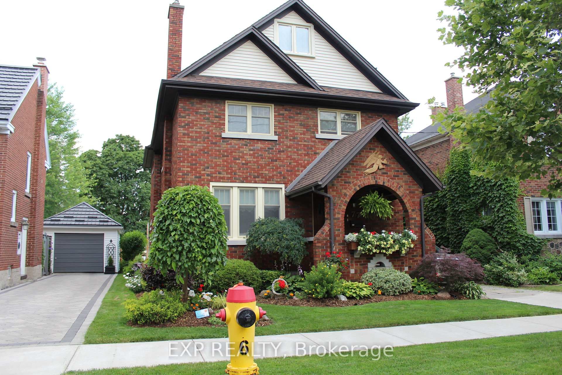 77 Borden Avenue photo 2
