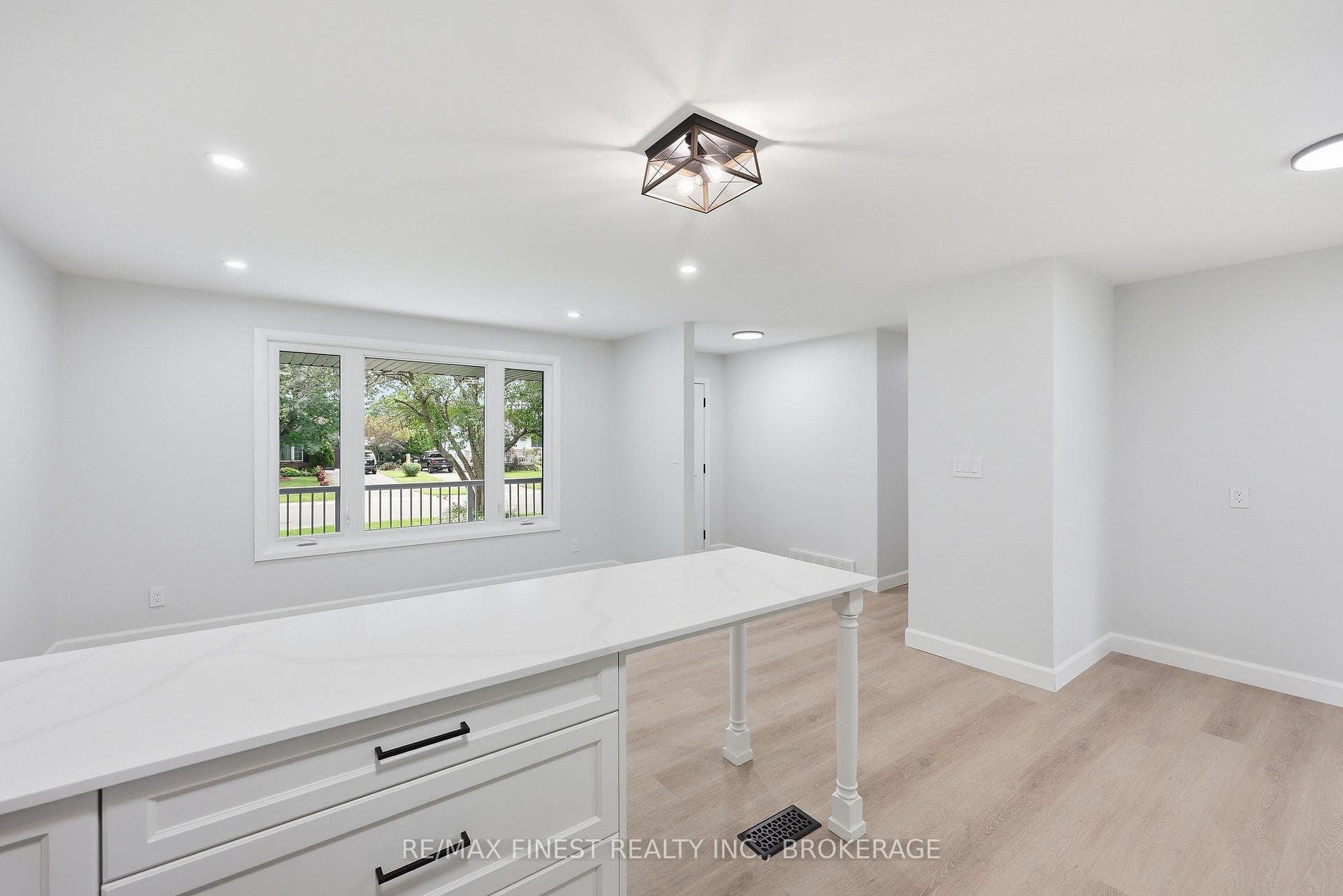 687 Willis Street photo 17