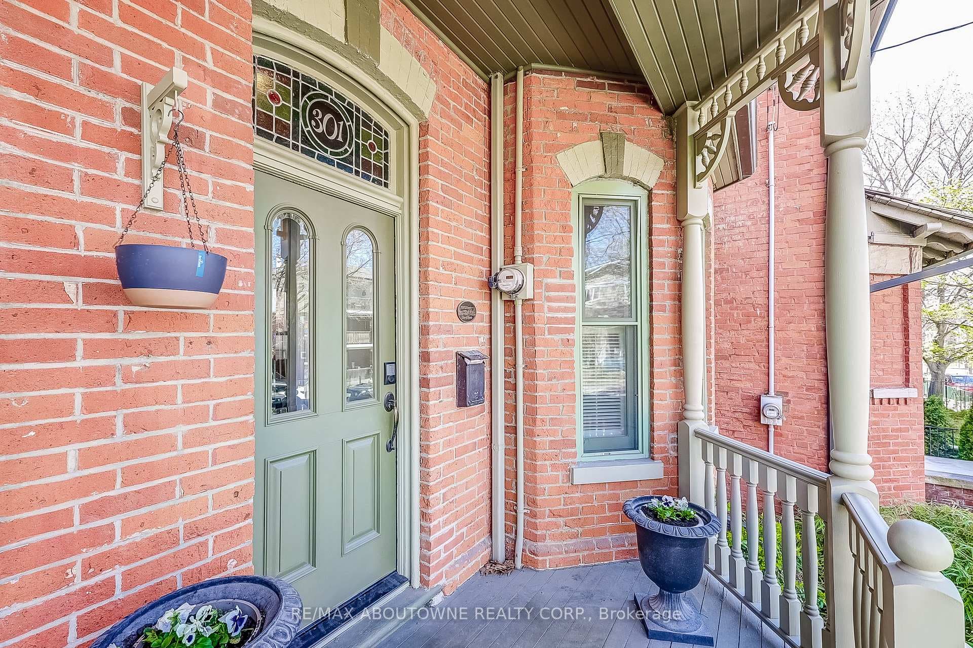 301 Sumach Street photo 3