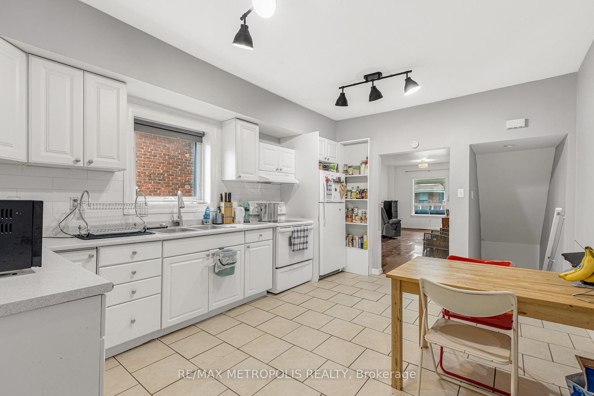 489 St Clarens Avenue Unit Main photo 12