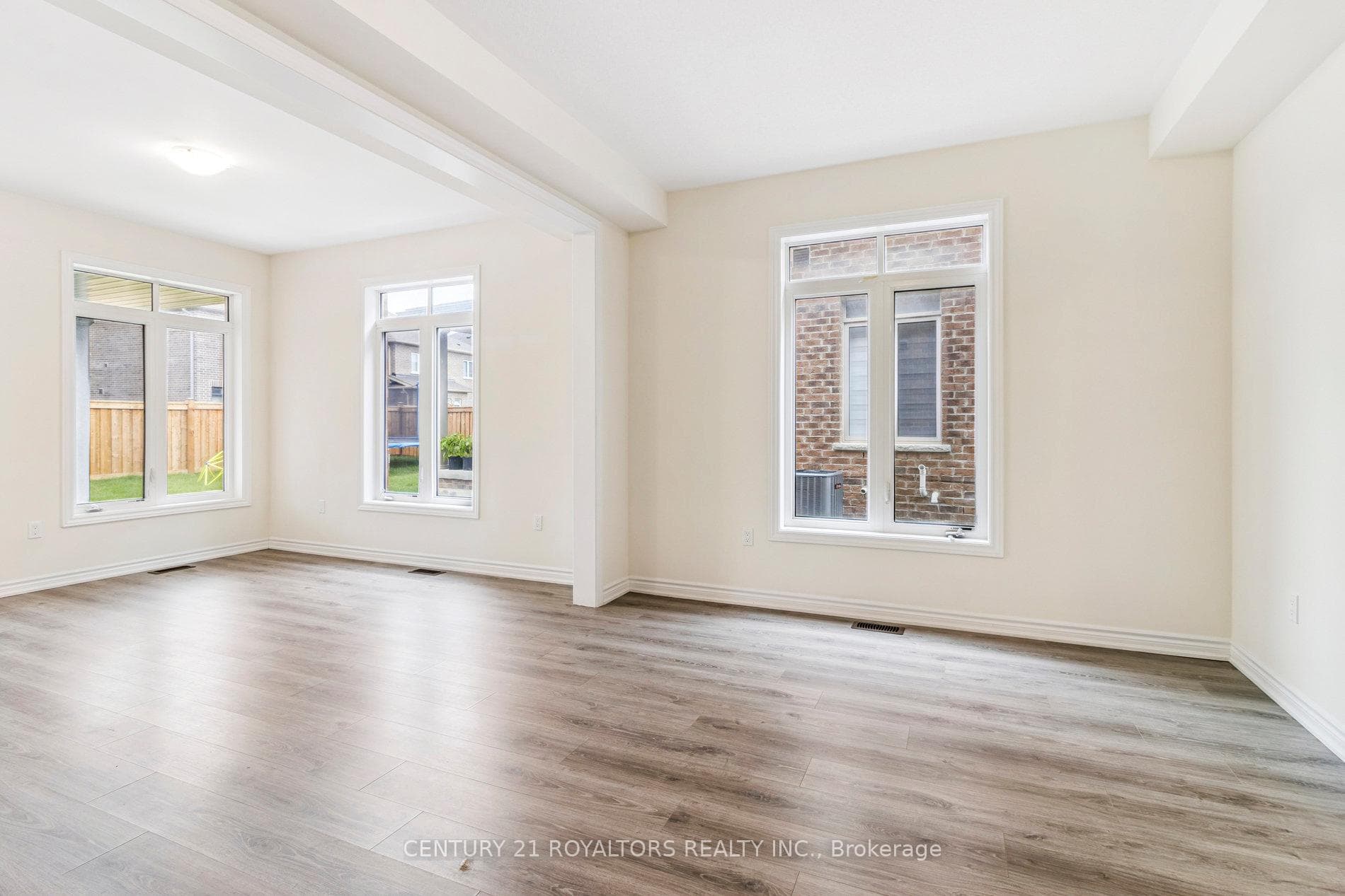 25 Ferragine Crescent photo 11