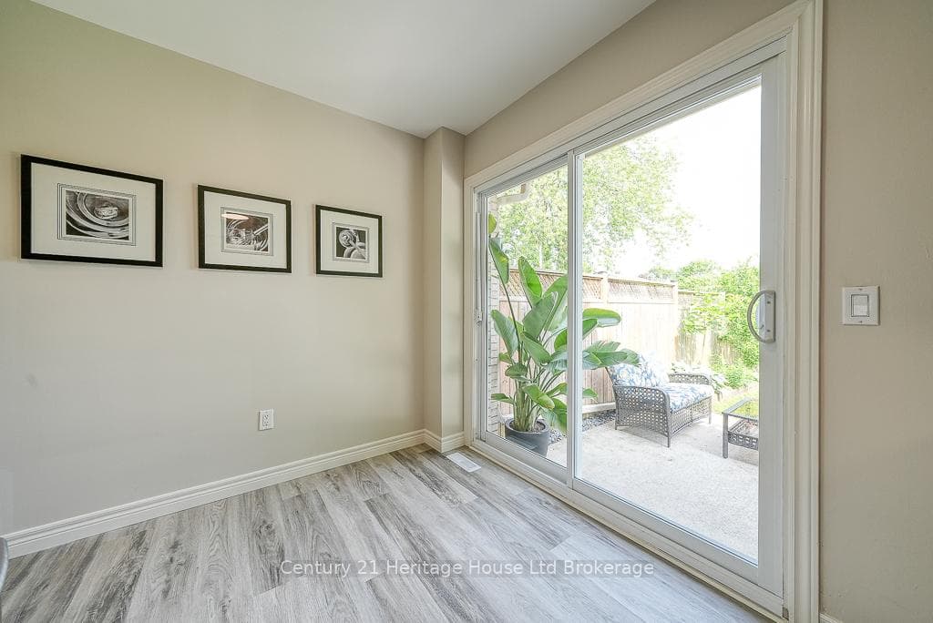 1003 B Nesbitt Crescent photo 20