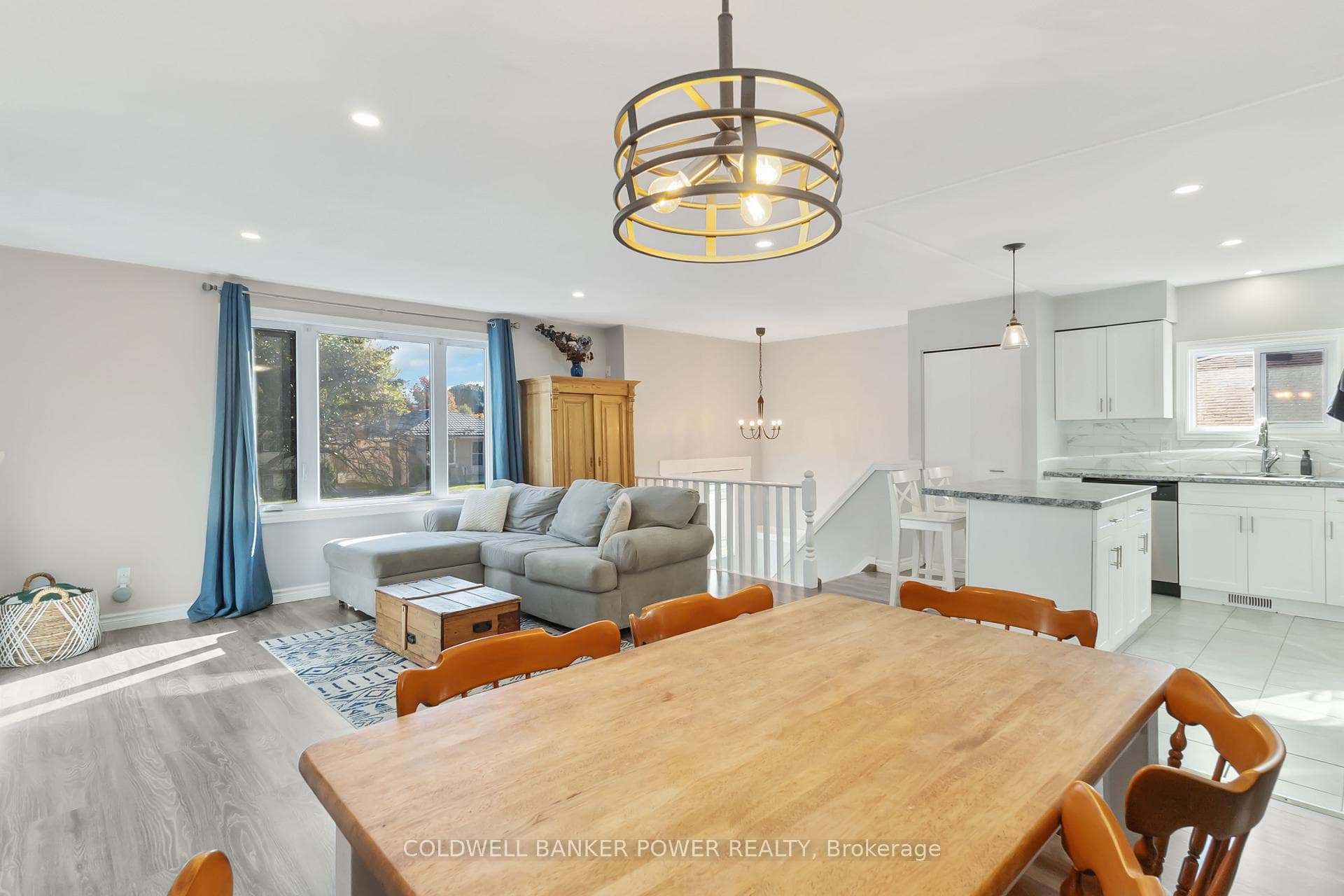 227 ARDSLEY Crescent photo 12