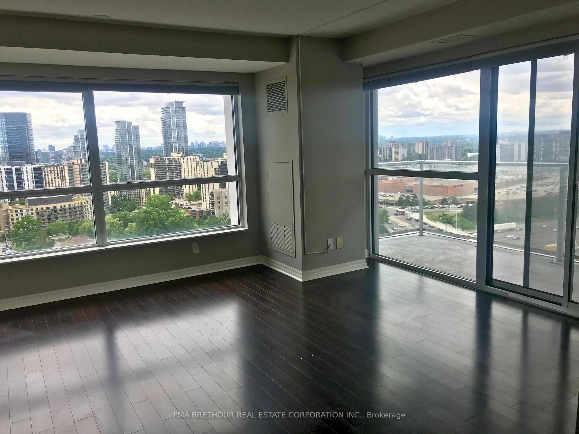 Large Bright Corner Suite