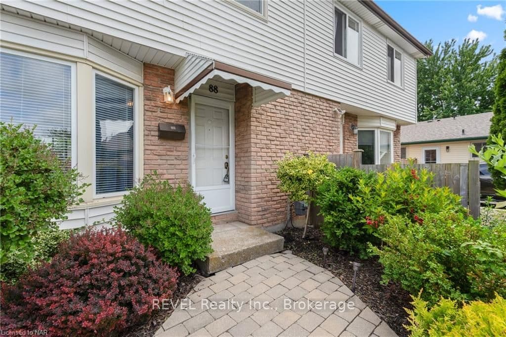 88 MANLEY Crescent photo 3