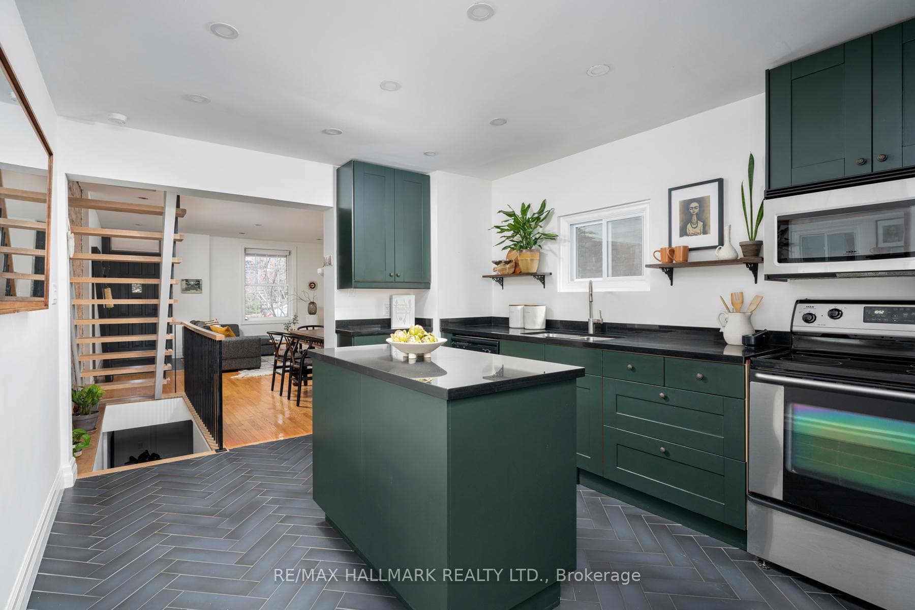 252 Montrose Avenue photo 14