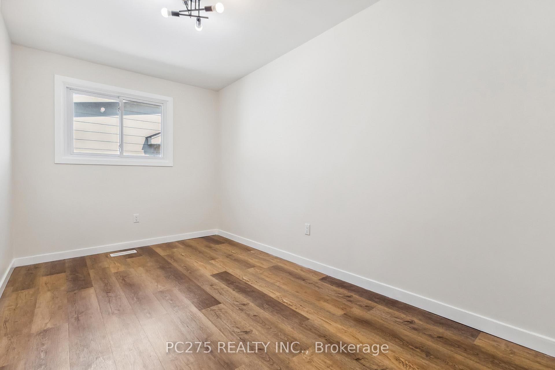 107 Inverary Crescent photo 33