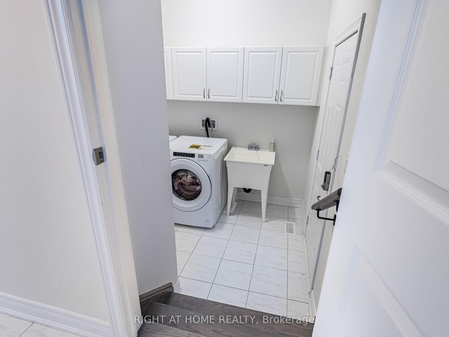 17 Overstone Road photo 40