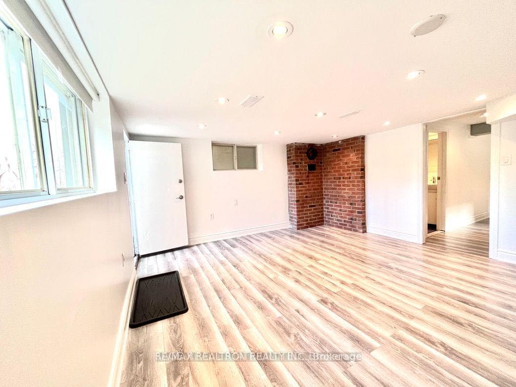 108 Leyton Avenue Unit Lower photo 4