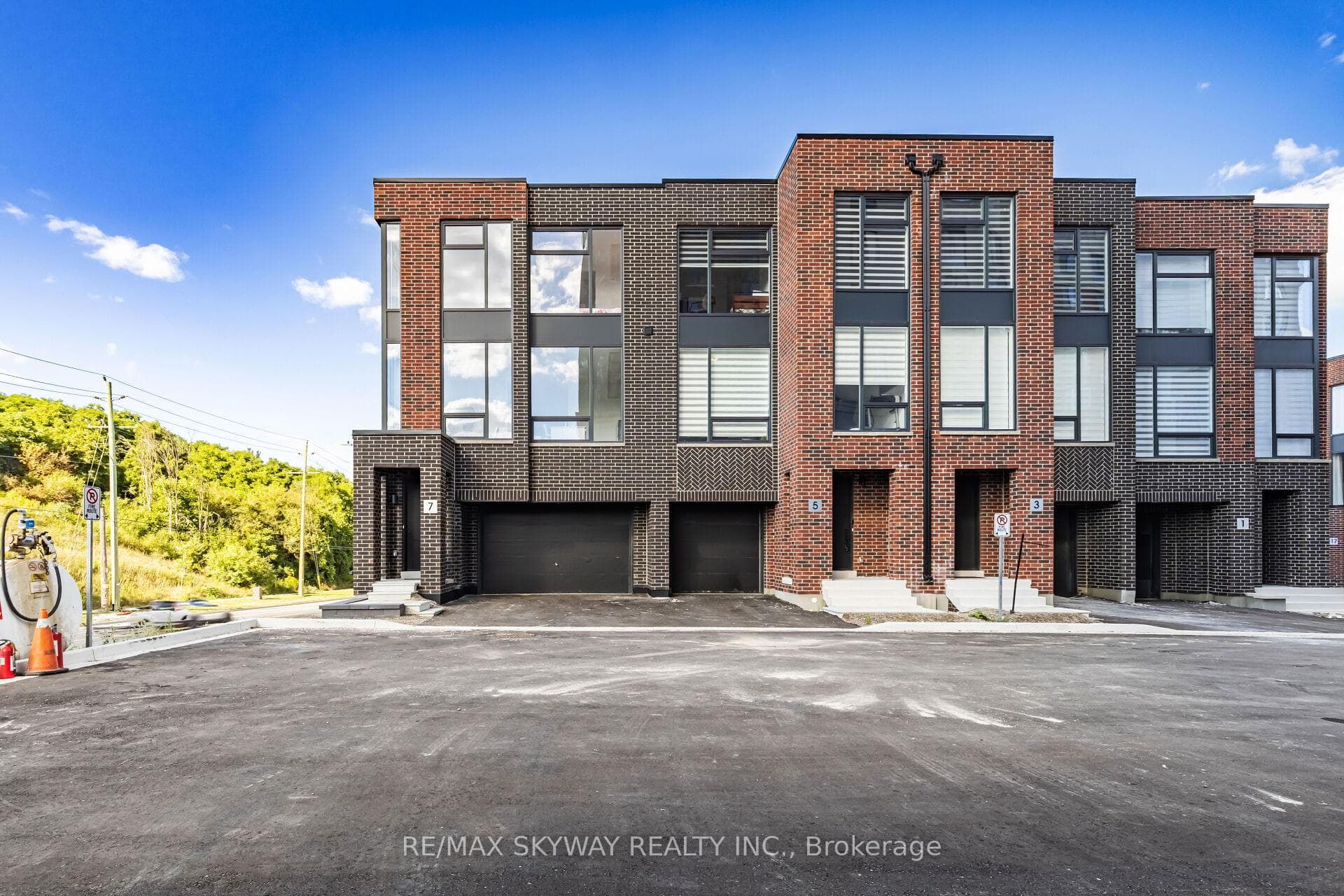 7 Taylor Court photo 1