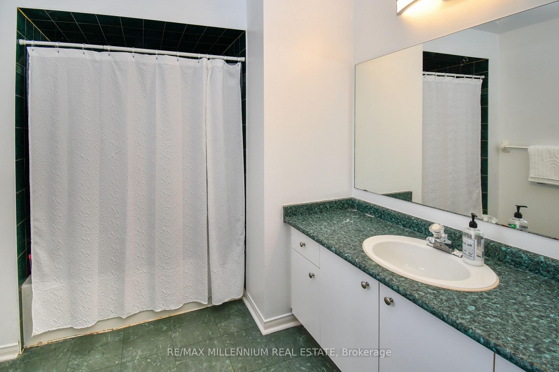 85 Downing Crescent photo 27