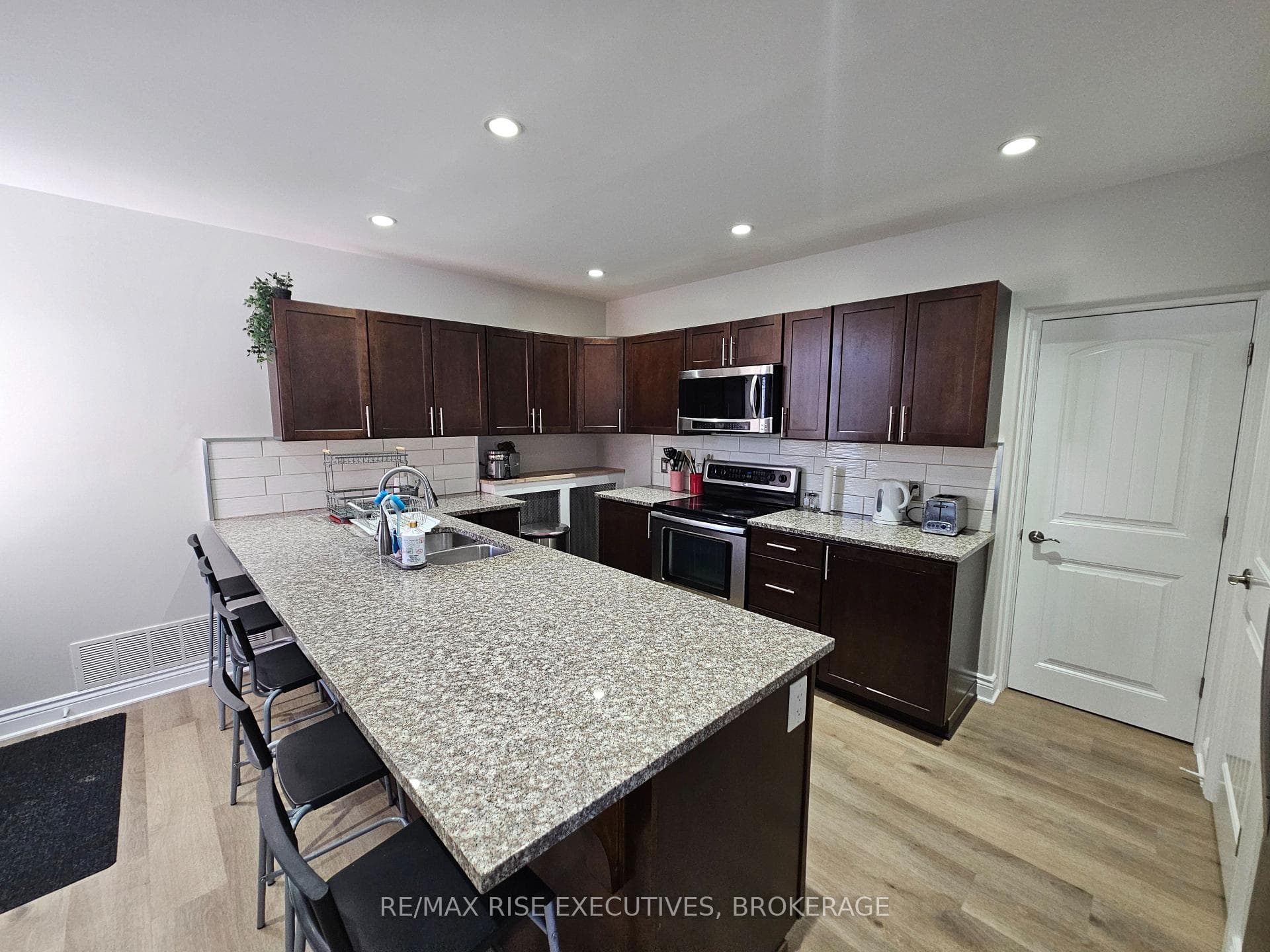 524 Frontenac Street photo 8