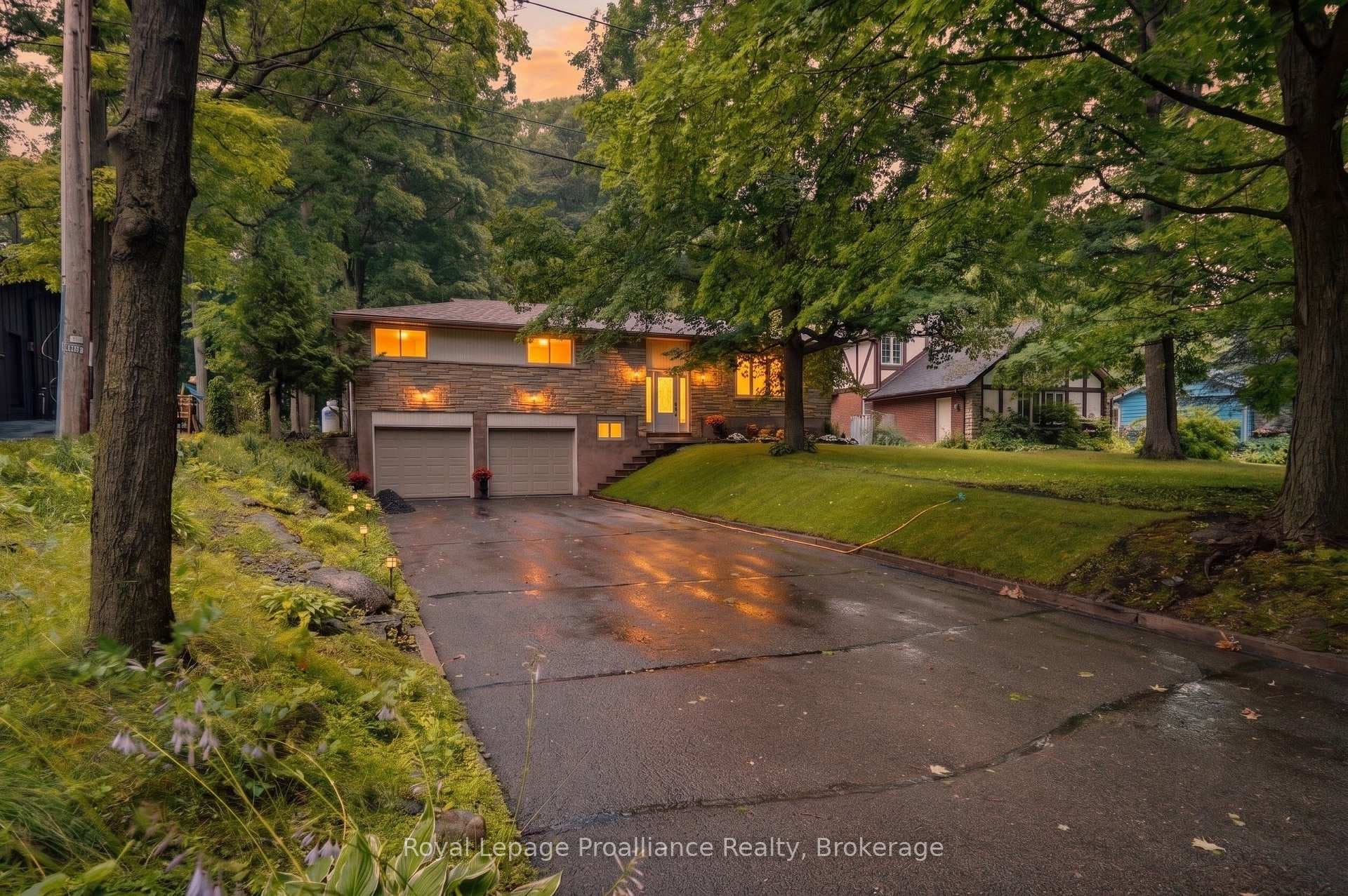 156 Pinehill Crescent photo 1