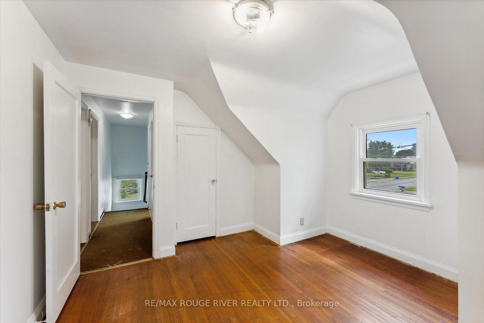 536 Colborne Street photo 17