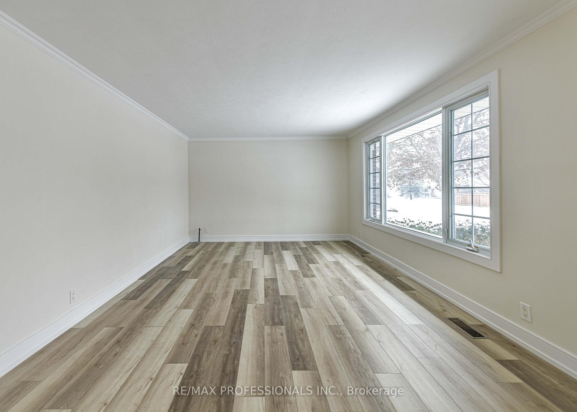 255 Lawrence Avenue photo 7