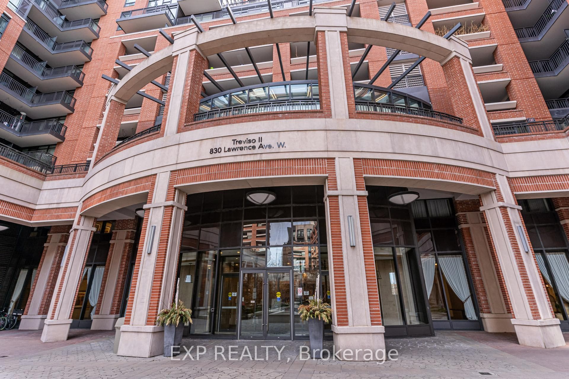 736 - 830 lawrence Ave W