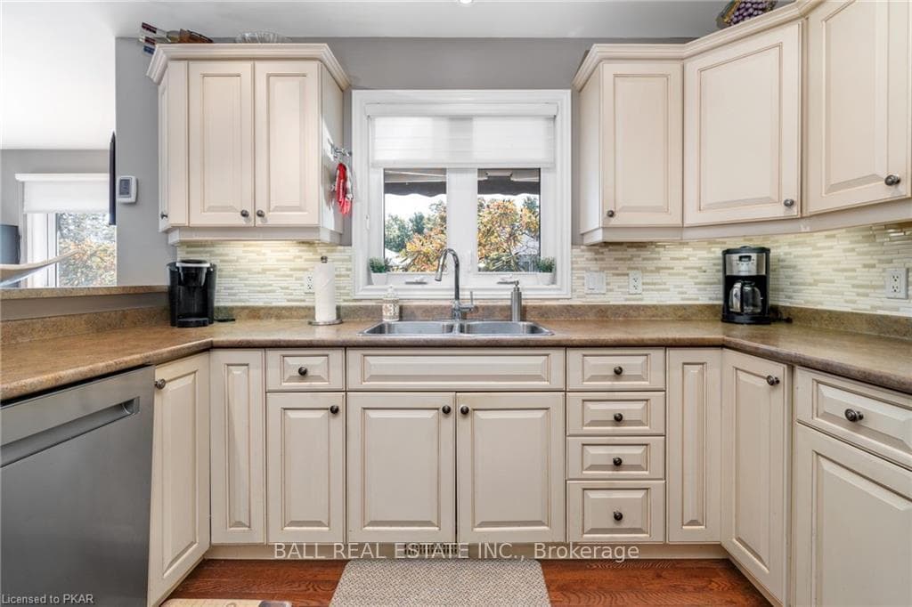 236 Lorne Court photo 14