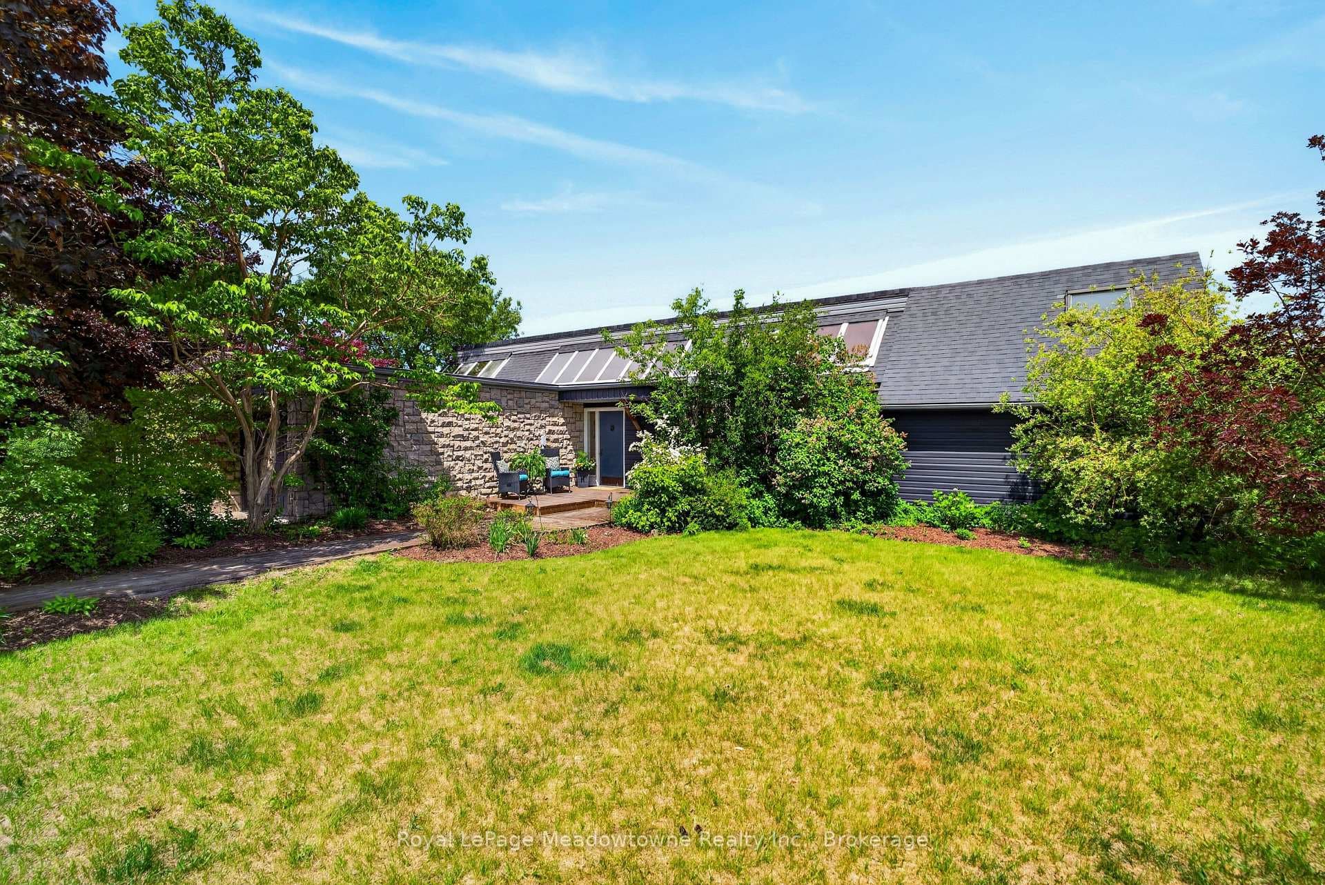 8122 Eramosa Garafraxa Townline photo 1