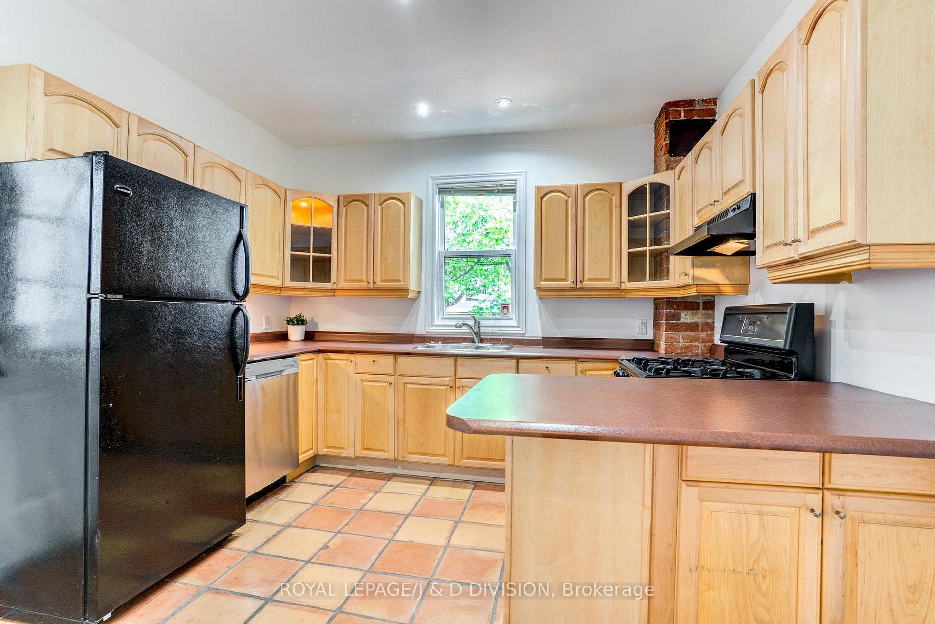 23 Empire Avenue photo 14