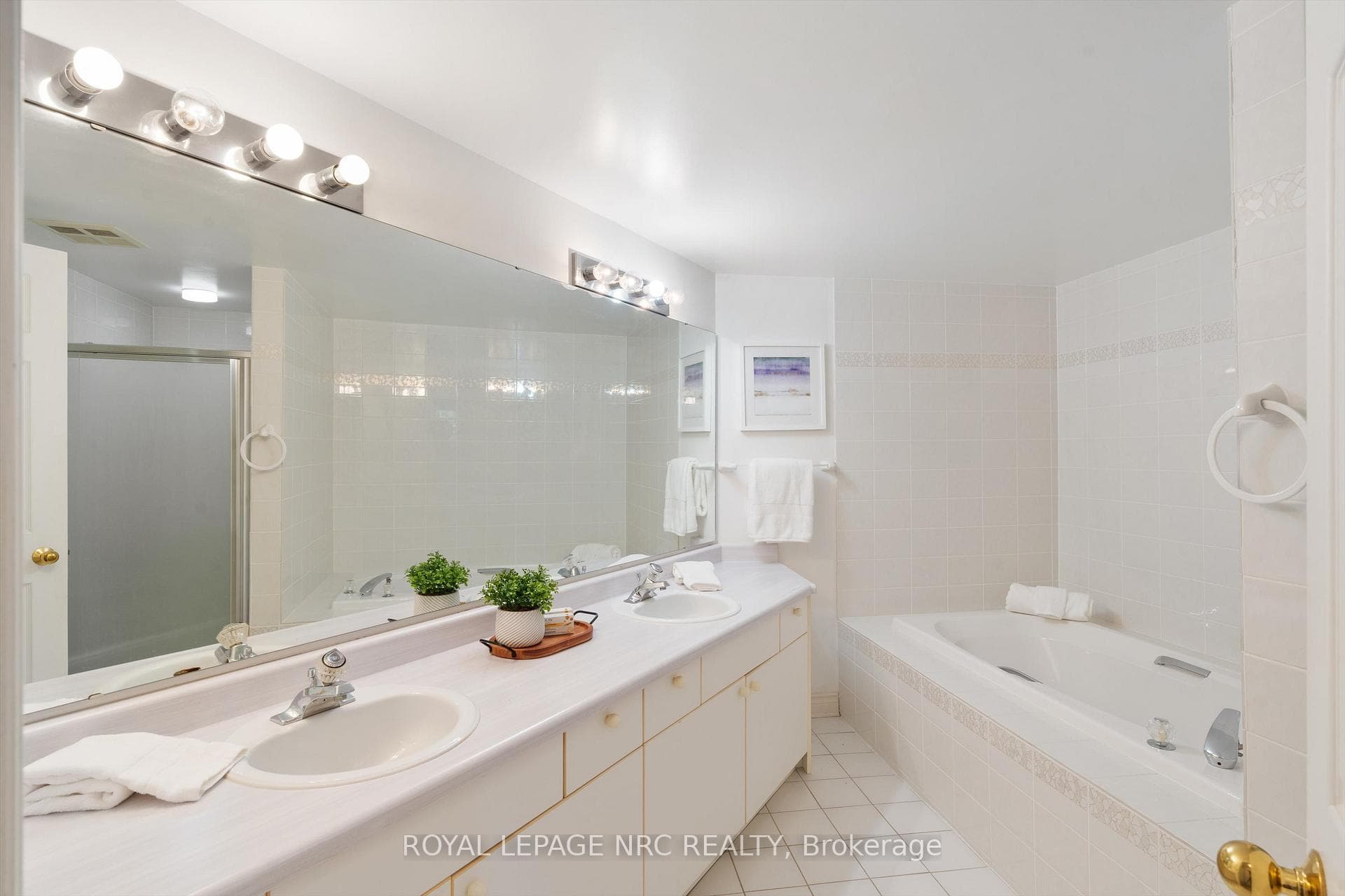 Large Ensuite Bath
