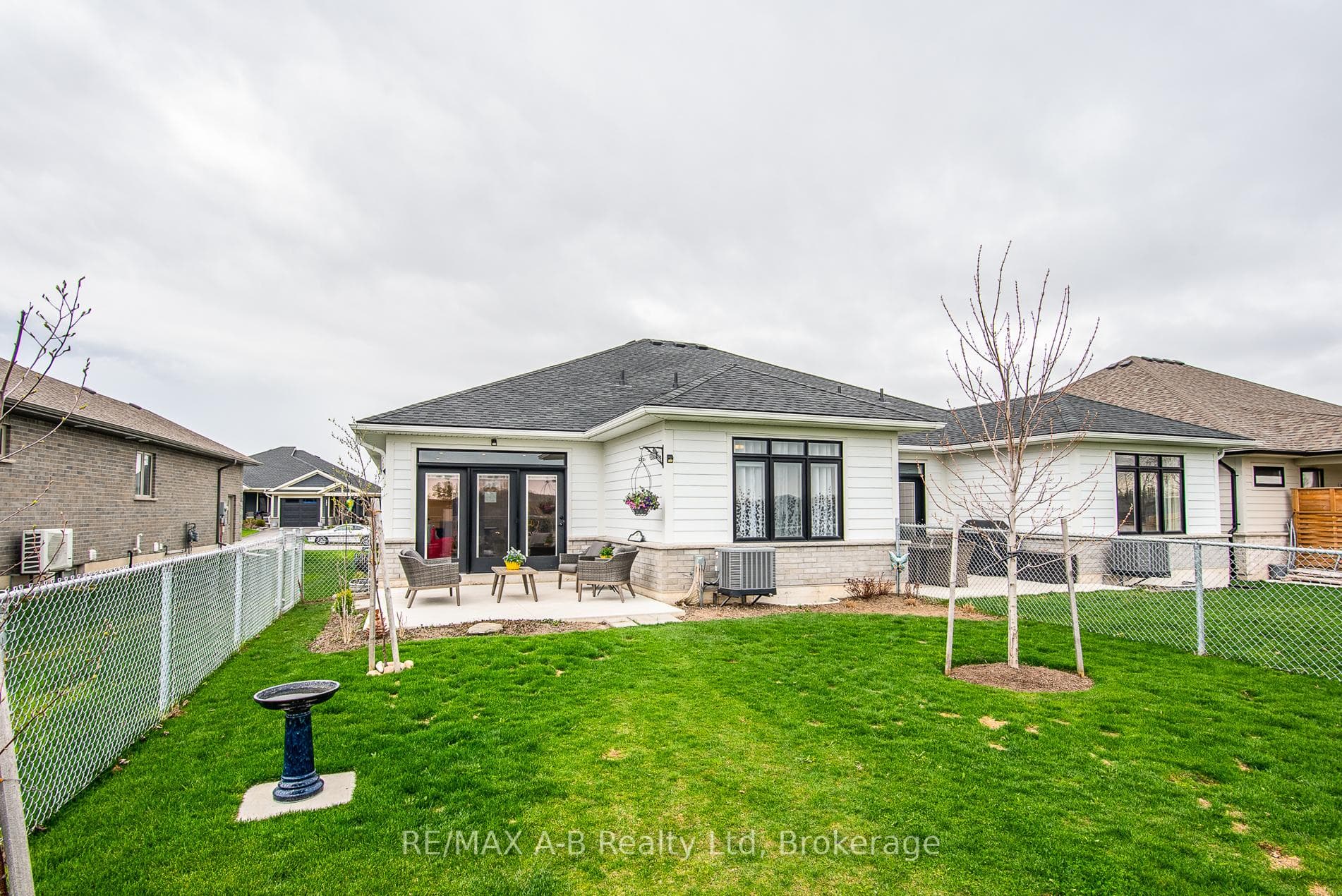 158 RIDGEWOOD Crescent photo 8