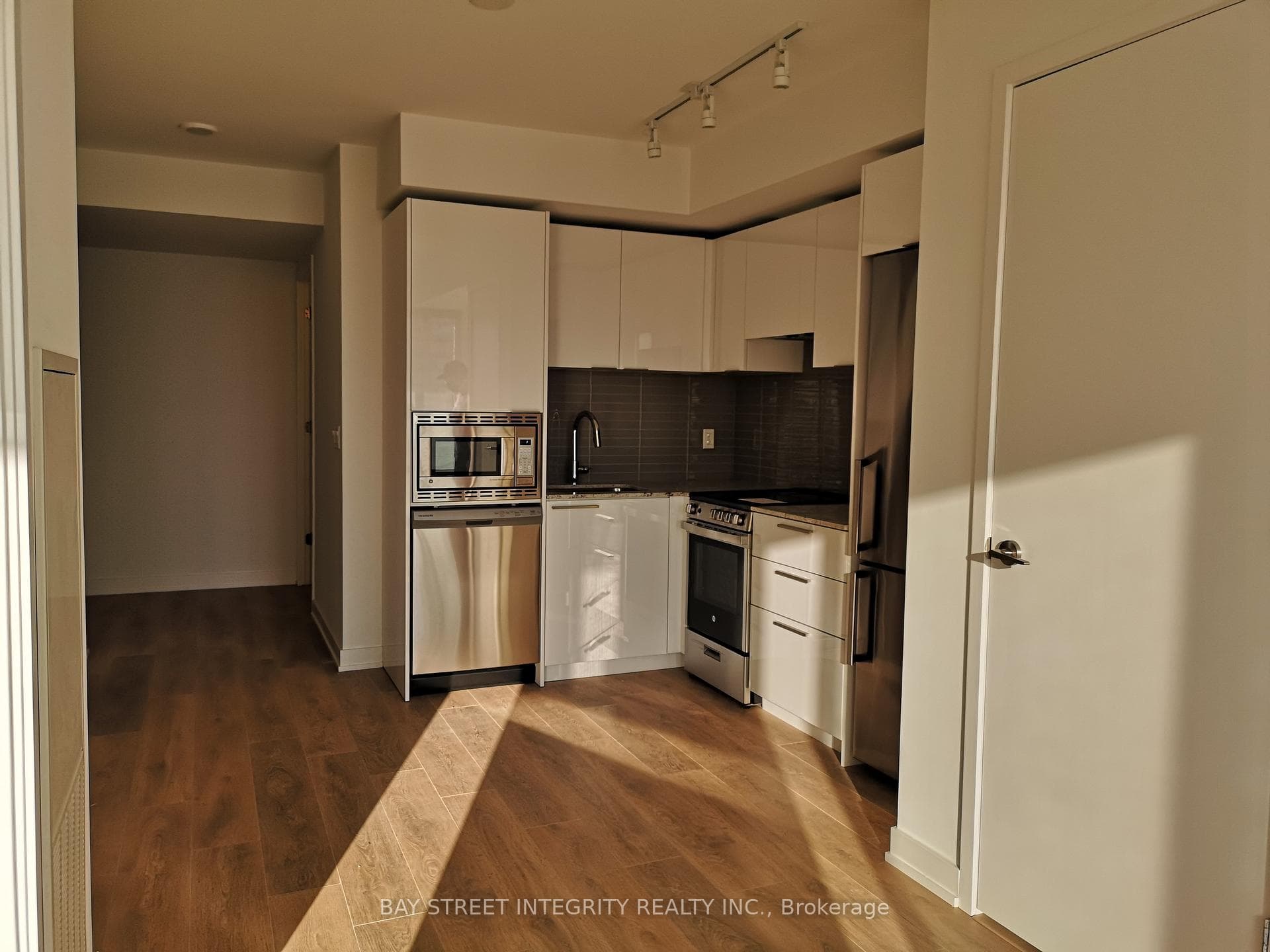 501 Yonge Street Unit 2401 photo 3