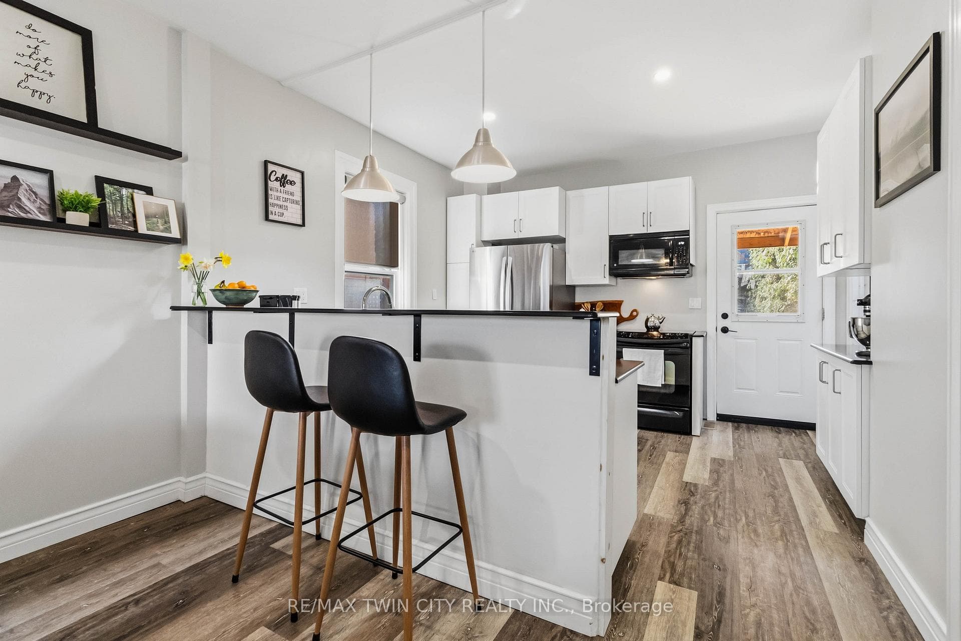 Kitchen / bar seating