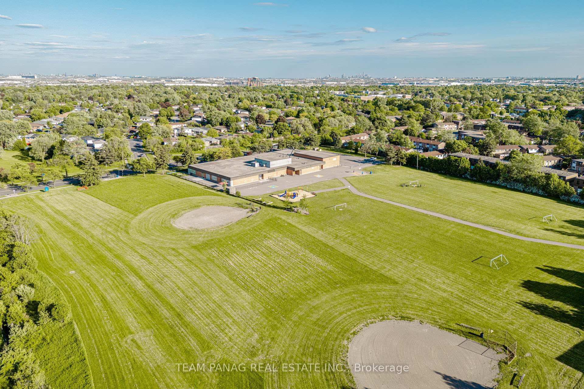 141 Fallingdale Crescent photo 39