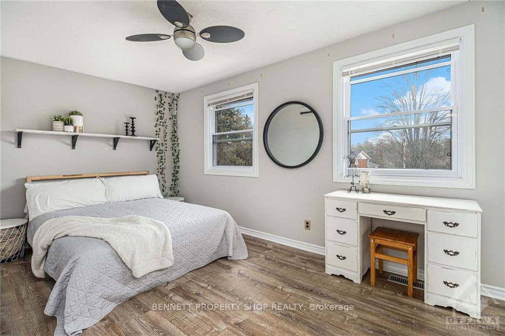 1676 DUNROBIN Road photo 9