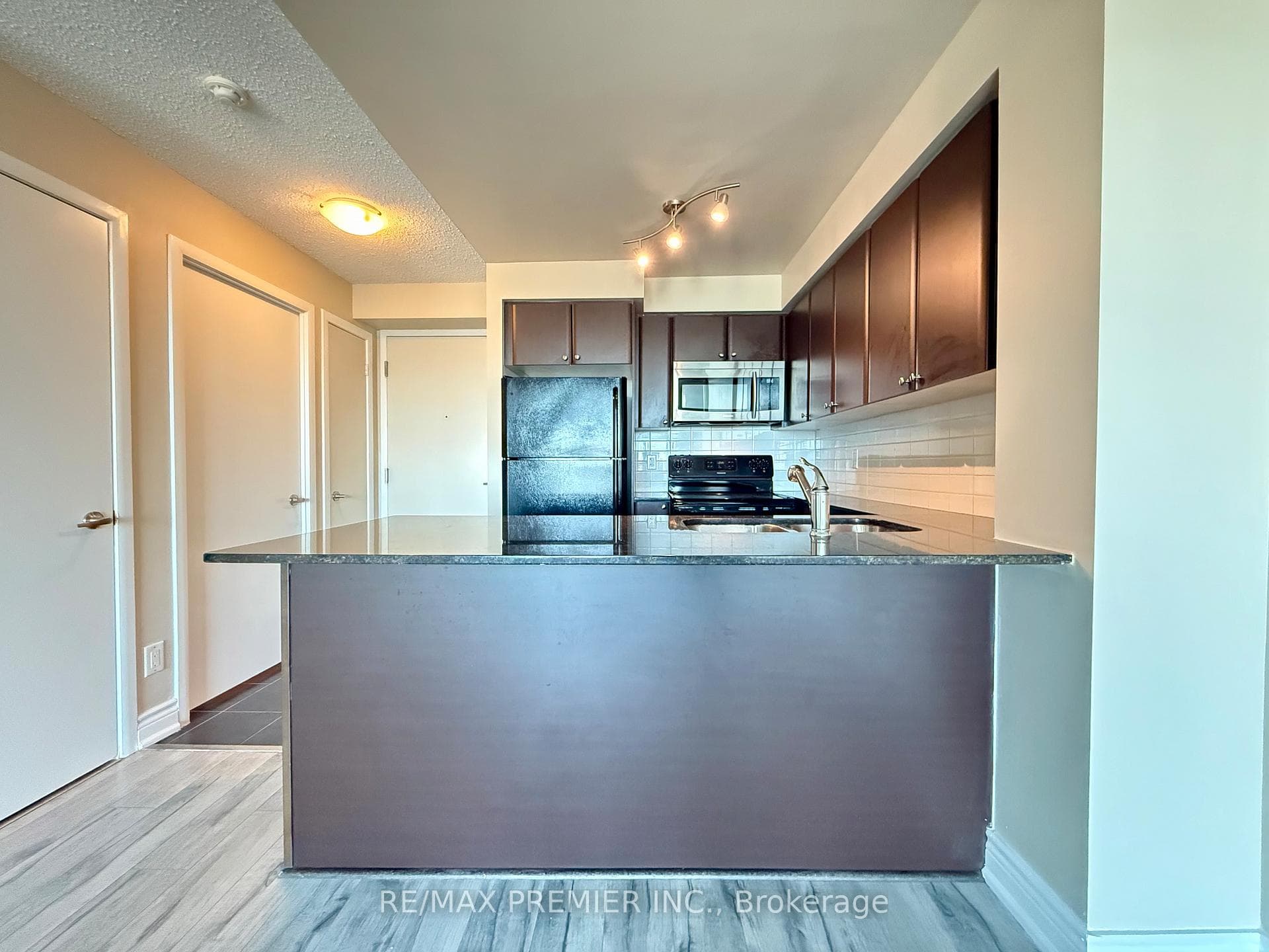 525 Wilson Avenue Unit 709 photo 3