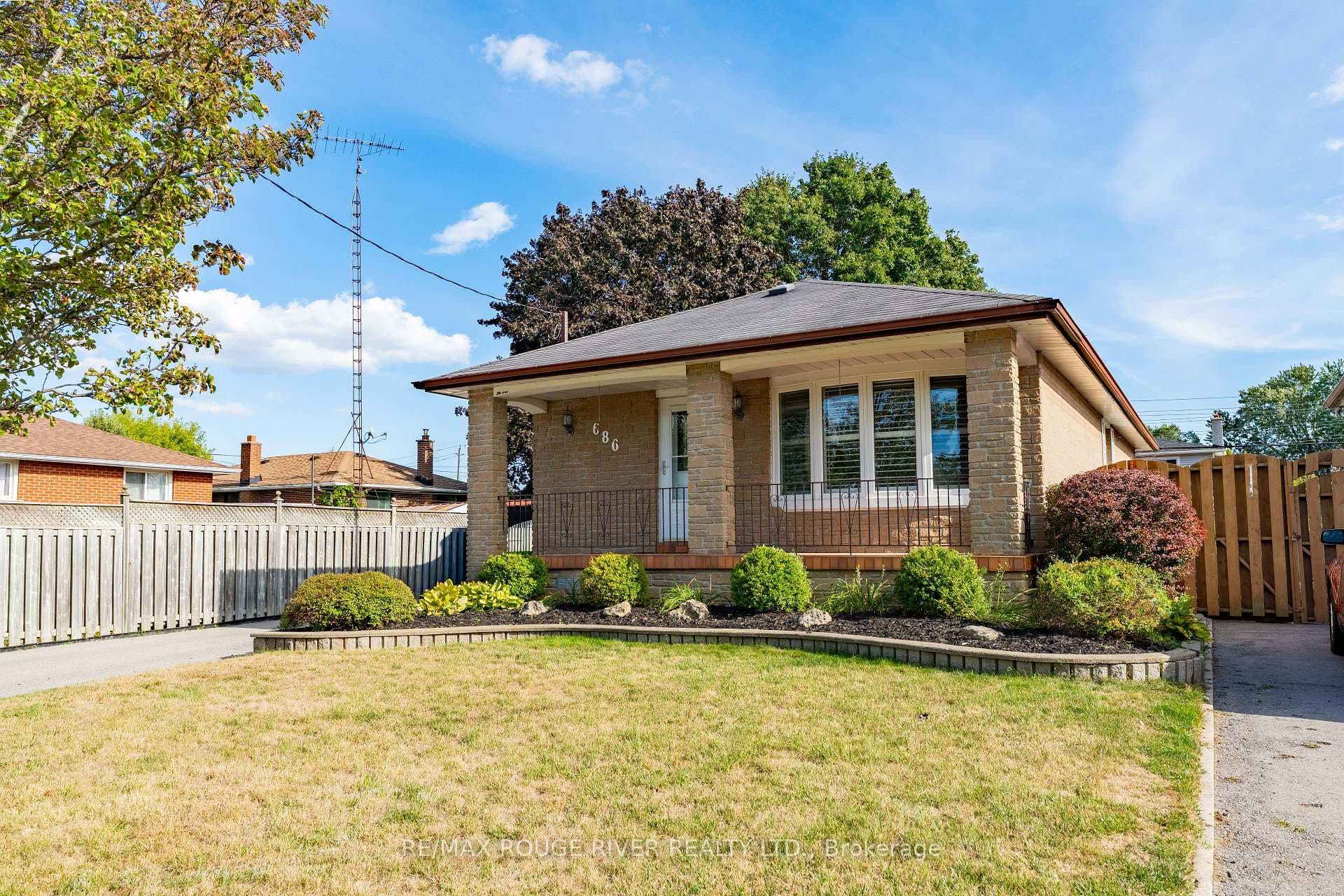686 Perry Crescent photo 1