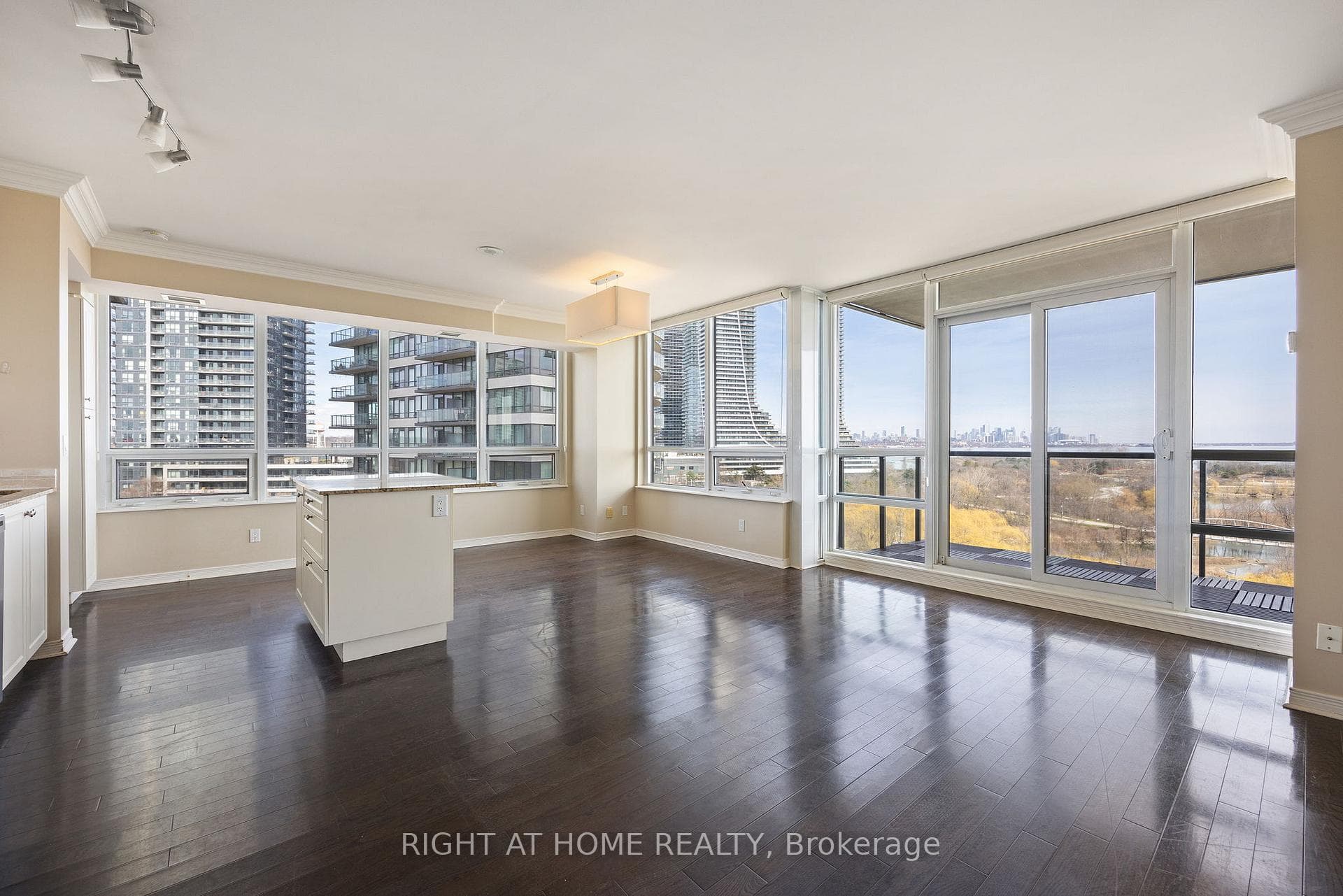 2240 Lake Shore Boulevard Unit 806 photo 5