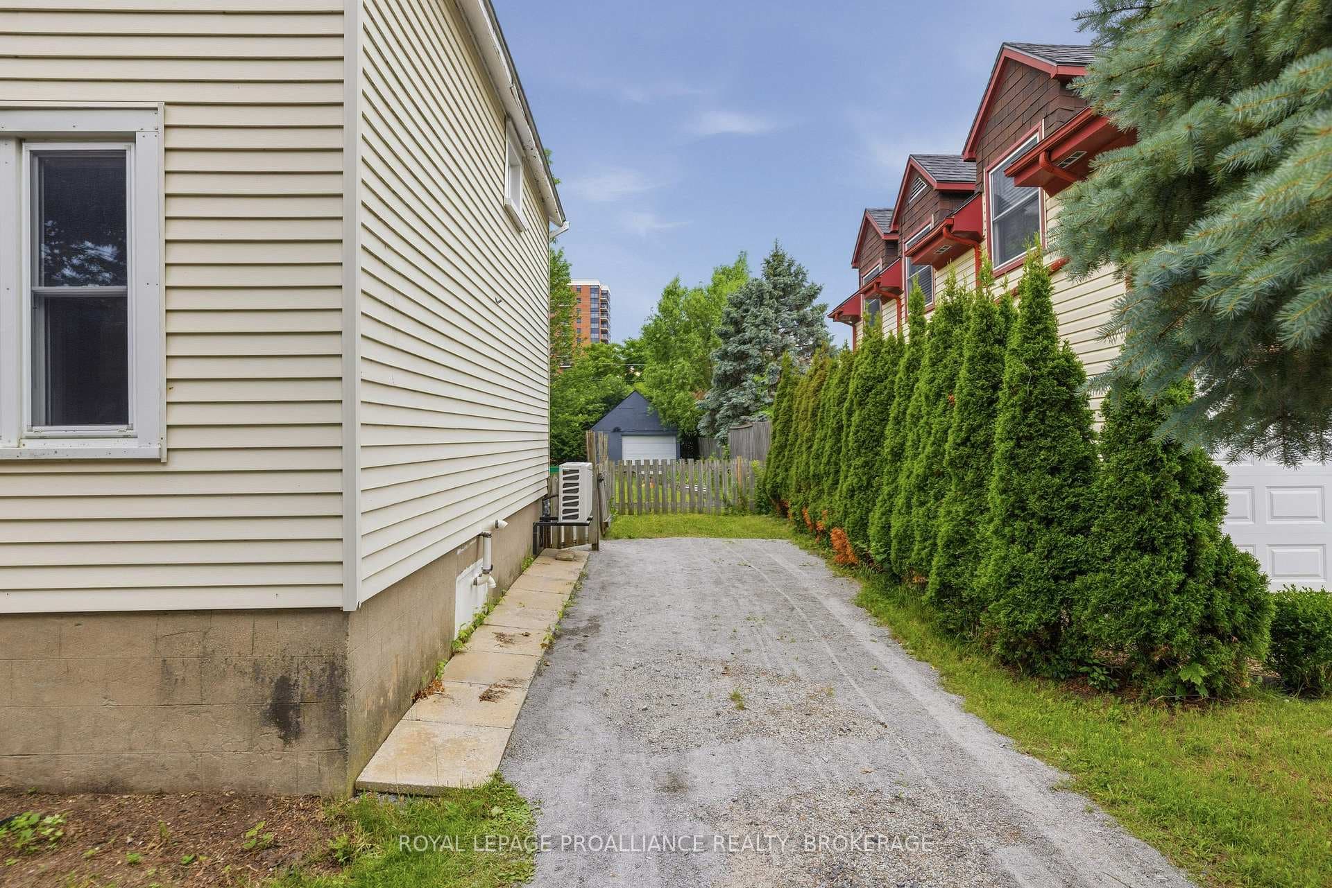 636 Macdonnell Street photo 26