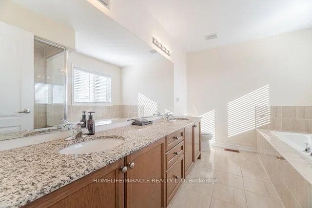 84 Roulette Crescent photo 31