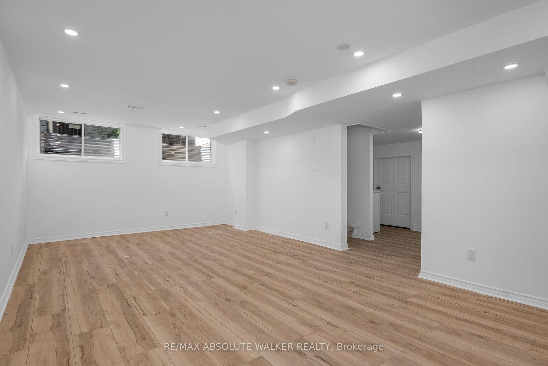 2269 Sandman Crescent photo 34