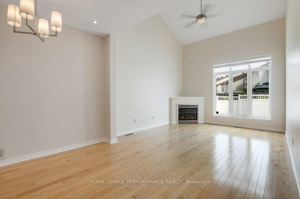 306 Waymark Crescent photo 17